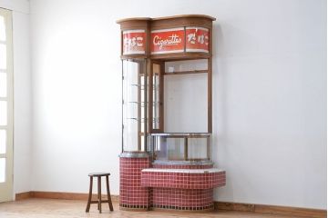 レトロ家具　昭和レトロ　特大!赤いタイルが目を引く古いタバコ屋ガラスケース(ショーケース)