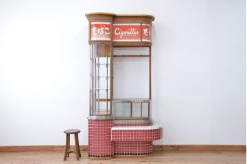 レトロ家具　昭和レトロ　特大!赤いタイルが目を引く古いタバコ屋ガラスケース(ショーケース)