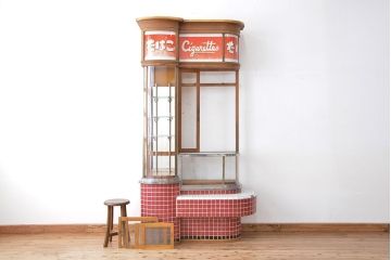 レトロ家具　昭和レトロ　特大!赤いタイルが目を引く古いタバコ屋ガラスケース(ショーケース)