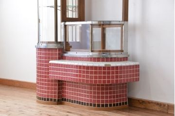 レトロ家具　昭和レトロ　特大!赤いタイルが目を引く古いタバコ屋ガラスケース(ショーケース)