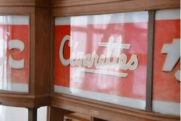 レトロ家具　昭和レトロ　特大!赤いタイルが目を引く古いタバコ屋ガラスケース(ショーケース)