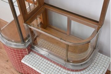 レトロ家具　昭和レトロ　特大!赤いタイルが目を引く古いタバコ屋ガラスケース(ショーケース)