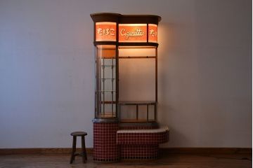 レトロ家具　昭和レトロ　特大!赤いタイルが目を引く古いタバコ屋ガラスケース(ショーケース)