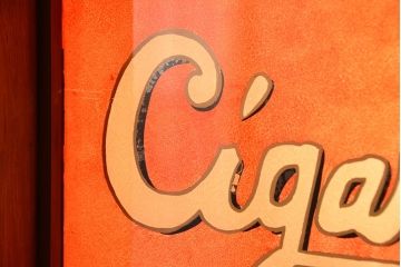 レトロ家具　昭和レトロ　特大!赤いタイルが目を引く古いタバコ屋ガラスケース(ショーケース)