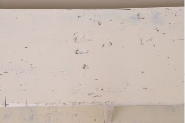 アンティーク家具　アンティーク　古い木の丸脚付きホワイトペイント飾り棚(陳列棚、本棚)