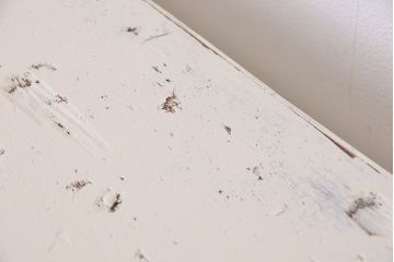 アンティーク家具　アンティーク　古い木の丸脚付きホワイトペイント飾り棚(陳列棚、本棚)