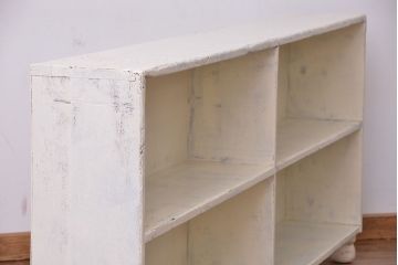 アンティーク家具　アンティーク　古い木の丸脚付きホワイトペイント飾り棚(陳列棚、本棚)