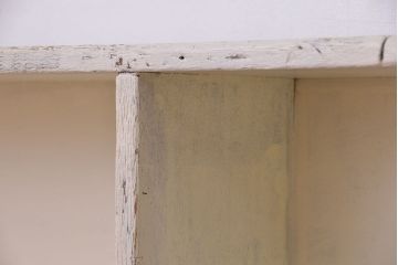 アンティーク家具　アンティーク　古い木の丸脚付きホワイトペイント飾り棚(陳列棚、本棚)