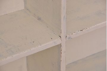 アンティーク家具　アンティーク　古い木の丸脚付きホワイトペイント飾り棚(陳列棚、本棚)