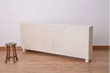 アンティーク家具　アンティーク　古い木の丸脚付きホワイトペイント飾り棚(陳列棚、本棚)
