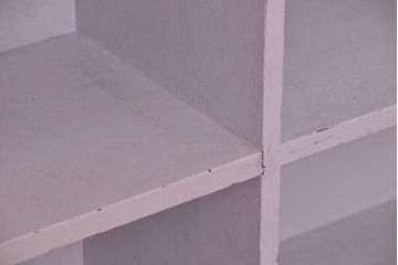 レトロ家具　アンティークペイント　レトロな丸脚飾り棚(陳列棚)