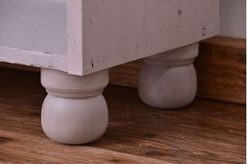 レトロ家具　アンティークペイント　レトロな丸脚飾り棚(陳列棚)