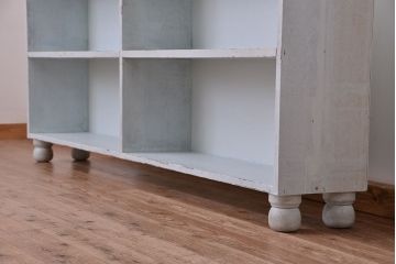 レトロ家具　アンティークペイント　レトロな丸脚飾り棚(陳列棚)(2)
