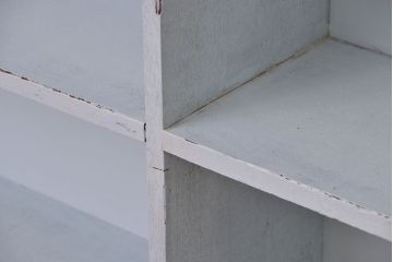 レトロ家具　アンティークペイント　レトロな丸脚飾り棚(陳列棚)(2)
