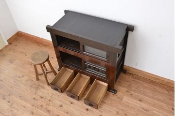 アンティーク家具　古民具・骨董　使い込まれた趣のある結霜ガラス三尺水屋箪笥(食器棚・収納棚)