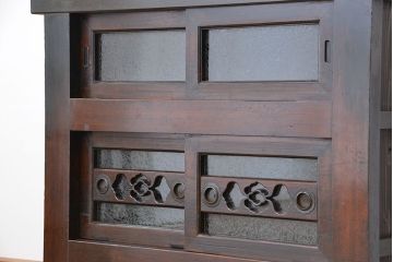 アンティーク家具　古民具・骨董　使い込まれた趣のある結霜ガラス三尺水屋箪笥(食器棚・収納棚)