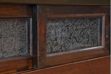 アンティーク家具　古民具・骨董　使い込まれた趣のある結霜ガラス三尺水屋箪笥(食器棚・収納棚)