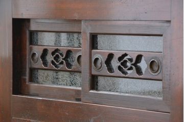 アンティーク家具　古民具・骨董　使い込まれた趣のある結霜ガラス三尺水屋箪笥(食器棚・収納棚)