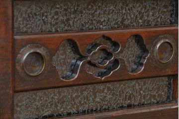アンティーク家具　古民具・骨董　使い込まれた趣のある結霜ガラス三尺水屋箪笥(食器棚・収納棚)
