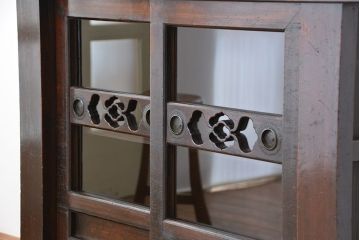 アンティーク家具　古民具・骨董　使い込まれたガラス引き戸三尺水屋箪笥(食器棚、収納棚)