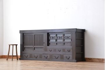 アンティーク家具　古民具・骨董　丸桟引き戸の重厚な変わり型近江水屋箪笥サイドボード(食器棚、収納棚)