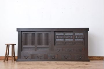 アンティーク家具　古民具・骨董　丸桟引き戸の重厚な変わり型近江水屋箪笥サイドボード(食器棚、収納棚)