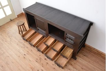 アンティーク家具　古民具・骨董　丸桟引き戸の重厚な変わり型近江水屋箪笥サイドボード(食器棚、収納棚)