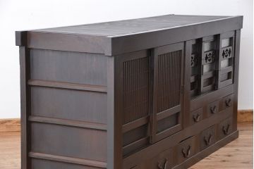 アンティーク家具　古民具・骨董　丸桟引き戸の重厚な変わり型近江水屋箪笥サイドボード(食器棚、収納棚)