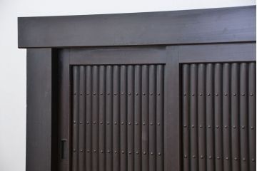 アンティーク家具　古民具・骨董　丸桟引き戸の重厚な変わり型近江水屋箪笥サイドボード(食器棚、収納棚)