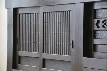 アンティーク家具　古民具・骨董　丸桟引き戸の重厚な変わり型近江水屋箪笥サイドボード(食器棚、収納棚)