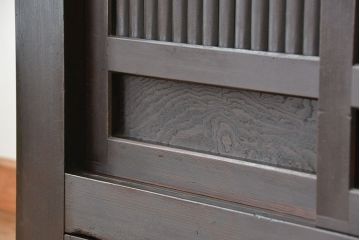 アンティーク家具　古民具・骨董　丸桟引き戸の重厚な変わり型近江水屋箪笥サイドボード(食器棚、収納棚)