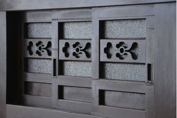 アンティーク家具　古民具・骨董　丸桟引き戸の重厚な変わり型近江水屋箪笥サイドボード(食器棚、収納棚)