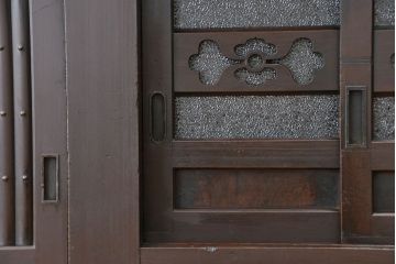 アンティーク家具　古民具・骨董　丸桟引き戸の重厚な変わり型近江水屋箪笥サイドボード(食器棚、収納棚)