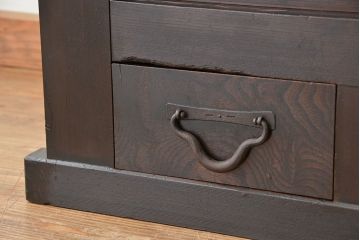 アンティーク家具　古民具・骨董　丸桟引き戸の重厚な変わり型近江水屋箪笥サイドボード(食器棚、収納棚)