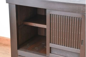 アンティーク家具　古民具・骨董　丸桟引き戸の重厚な変わり型近江水屋箪笥サイドボード(食器棚、収納棚)