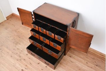 アンティーク家具　古民具・骨董　特別注文造り三方欅材杢目の美しい帳場箪笥(観音扉収納棚)