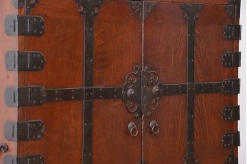 アンティーク家具　古民具・骨董　特別注文造り三方欅材杢目の美しい帳場箪笥(観音扉収納棚)