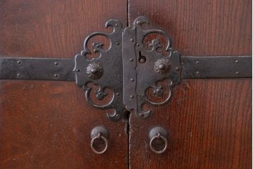 アンティーク家具　古民具・骨董　特別注文造り三方欅材杢目の美しい帳場箪笥(観音扉収納棚)
