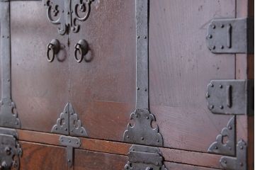 アンティーク家具　古民具・骨董　特別注文造り三方欅材杢目の美しい帳場箪笥(観音扉収納棚)