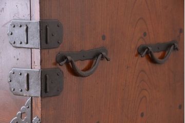 アンティーク家具　古民具・骨董　特別注文造り三方欅材杢目の美しい帳場箪笥(観音扉収納棚)