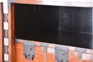 アンティーク家具　古民具・骨董　特別注文造り三方欅材杢目の美しい帳場箪笥(観音扉収納棚)