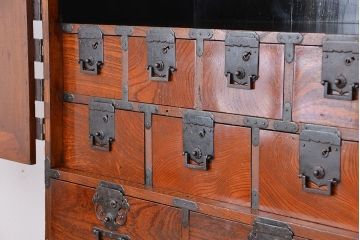 アンティーク家具　古民具・骨董　特別注文造り三方欅材杢目の美しい帳場箪笥(観音扉収納棚)