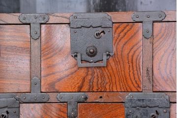 アンティーク家具　古民具・骨董　特別注文造り三方欅材杢目の美しい帳場箪笥(観音扉収納棚)
