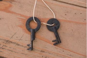 アンティーク家具　古民具・骨董　特別注文造り三方欅材杢目の美しい帳場箪笥(観音扉収納棚)