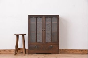 レトロ家具　昭和レトロ　古い木の取っ手のかわいいダイヤガラス入り本箱(ブックケース、ガラス収納棚)