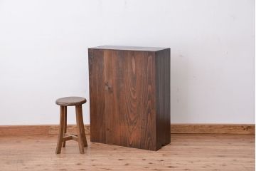 レトロ家具　昭和レトロ　古い木の取っ手のかわいいダイヤガラス入り本箱(ブックケース、ガラス収納棚)