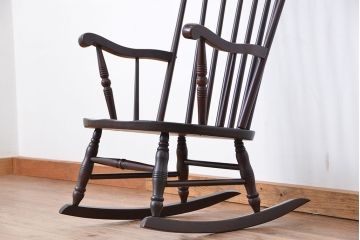 ヴィンテージ家具　★1960年代　古いブナ材のビンテージロッキングチェア≪ダークブラウン≫(椅子)