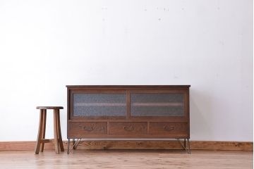 アンティーク家具　アンティーク　前面栗材　ダイヤガラス引き戸　鉄脚付きローボード(引き出し付ガラス収納棚)