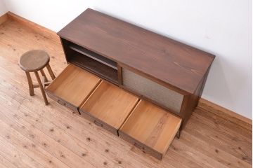 アンティーク家具　アンティーク　前面栗材　ダイヤガラス引き戸　鉄脚付きローボード(引き出し付ガラス収納棚)