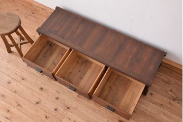 アンティーク家具　アンティーク　古い木製の三杯引き出しローチェスト(ローボード・置床)